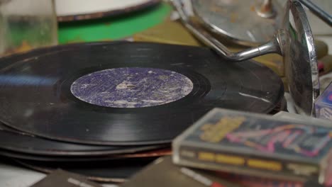 Vintage-Vinylaufkleber-Und-Alte-Kassetten-Gestapelt-Auf-Dem-Tisch-In-Einem-Alten-Raum
