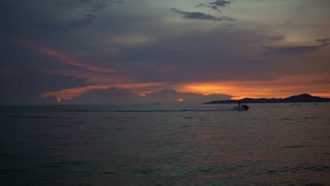 Silhouette-Eines-Einsamen-Jetskis,-Der-über-Den-Wunderschönen-Dämmerungshimmel-Am-Strand-Von-Pattaya-Fährt