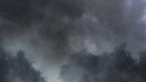 Dunkle-Wolken,-Begleitet-Von-Blitzeinschlägen-Am-Dunklen-Himmel