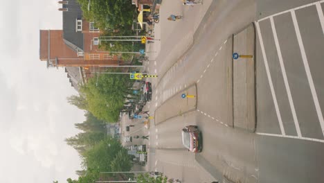 Vertical---Vehículos-Y-Peatones-En-La-Bulliciosa-Calle-De-Zuidas-En-Amsterdam,-Países-Bajos