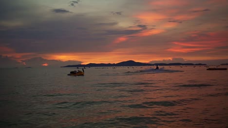 Impresionante-Puesta-De-Sol-De-Cielo-Rosa-En-La-Playa-De-Pattaya,-Tailandia