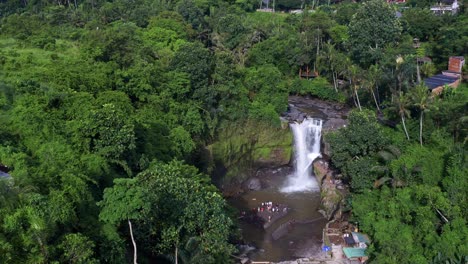 Menschen-Schwimmen-Im-Tegenungan-Wasserfall,-Umgeben-Von-Grünen-Bäumen-In-Bali,-Indonesien