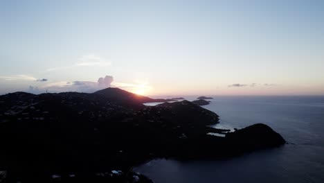 Erstaunliche-Aussicht-Auf-Den-Sonnenuntergang-Auf-Den-Jungferninseln-Von-Usvi.-Himmelssilhouette-Mit-Farbverlauf,-Entspannung,-Ruhige-Szene,-Häuser-Im-Vordergrund