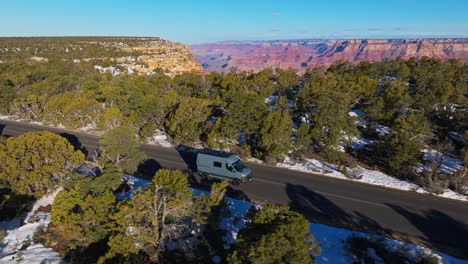 Vista-Aérea-De-Un-Vehículo-Conduciendo-Por-Una-Pintoresca-Carretera-De-Montaña-En-Arizona,-EE.UU.---Disparo-De-Un-Dron