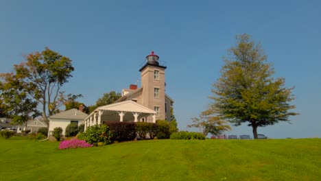 Langsame-Aufnahme-Des-Großen-Sodus-Museums-Und-Des-Leuchtturms-Am-Sodus-Point,-New-Yorker-Urlaubsort-An-Der-Landspitze-Am-Ufer-Des-Lake-Ontario