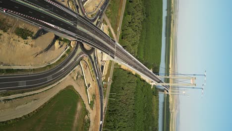 Vertikal:-Die-Beeindruckende-Braila-Brücke-Von-Tulcea-Erhebt-Sich-über-Die-Donau-In-Rumänien