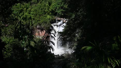 Langes-Video-Dieses-Schönen-Heo-Suwat-Wasserfalls,-Ideal-Für-Erzählte-Werke,-Thailand