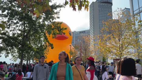 Menschen-Gehen-Vor-Der-Größten-Gelben-Gummiente-Der-Welt,-Die-In-Toronto-Aufgeblasen-Wird