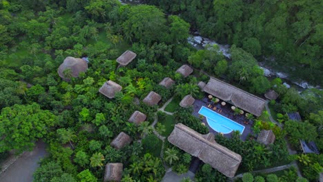 Senda-Koguiwa-Private-Resort-Im-Kolumbianischen-Dschungel-Bei-Sonnenuntergang
