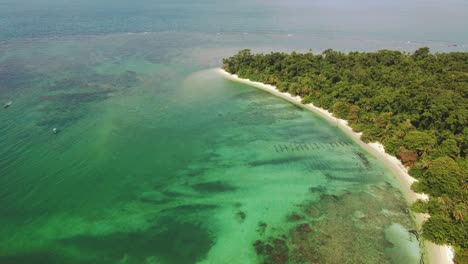 Costa-Rica-Cahuita-Beach-Shore-Drone-Flyover-Mit-Klarem-Türkisfarbenem-Wasser-Und-Sandiger-Küste,-4K-Luftdrohne
