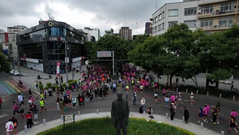 Drohnenaufnahme-Des-Mexico-City-Marathons-In-Der-Nähe-Der-Mazaryk-Statue