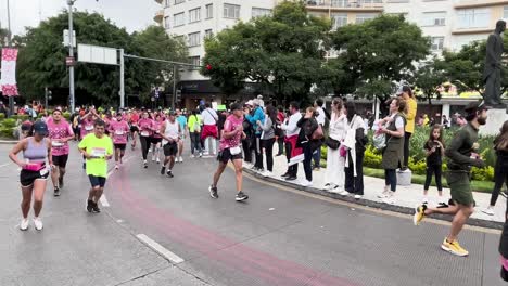 Zeitlupenaufnahme-Von-Läufern-Beim-Marathon-De-La-Ciudad-De-Mexico-In-Der-Nähe-Der-Ziellinie