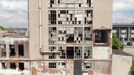 Großes,-Verlassenes-Gebäude-Mit-Zerbrochenen-Fenstern