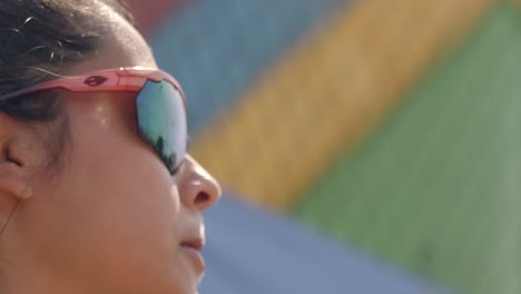 Beach-Tennisspieler-Trägt-Eine-Coole-Sonnenbrille,-Um-Das-Helle-Sonnenlicht-Abzuwehren
