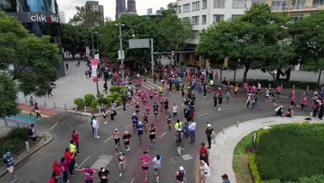 Drone-shot-of-runners-passing-during-the-Mexico-City-Marathon-in-Polanco-at-mazaryk-avenue