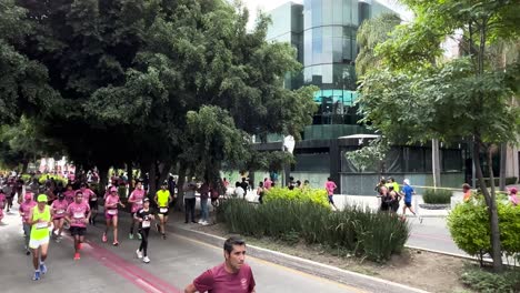 Frontale-Zeitlupenaufnahme-Von-Läufern-Beim-Mexico-City-Marathon