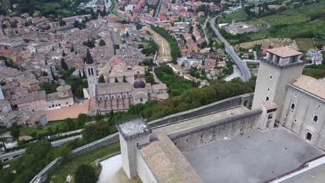 Luftaufnahme-Der-Kathedrale-Von-Spoleto-Und-Der-Albornozian-Festung