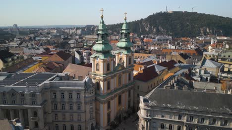 Erstaunliche-Umlaufende-Drohne,-Aufgenommen-über-Der-Katholischen-Universitätskirche-In-Budapest