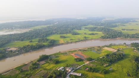 Luftaufnahme-Der-Ländlichen-Bangladeschischen-Landschaft-Mit-Ackerland-Und-Fluss