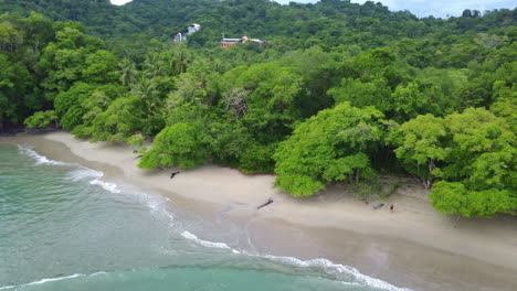 Luftaufnahme-Der-Küste-Mit-Abgelegenem-Strand-Im-Naturschutzgebiet-Manuel-Antonio-In-Costa-Rica