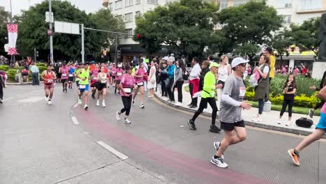 Zeitlupe-Der-Läufer-Beim-Maraton-De-La-Ciudad-De-Mexico-Nahe-Der-Ziellinie-Am-Morgen