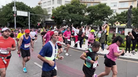 slow-motion-shot-of-runners-at-maraton-de-la-ciudad-de-mexico