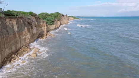 Luftaufnahme-Des-Strandes-Und-Der-Klippe-Von-Matanzas-In-Der-Stadt-Bani,-Provinz-Peravia,-Dominikanische-Republik