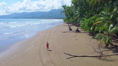 Frau,-Die-An-Einem-Sonnigen-Tag-In-Costa-Rica-Am-Tropischen-Strand-Spaziert