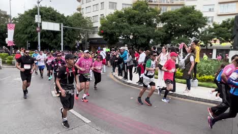 Zeitlupe-Der-Läufer-Beim-Maraton-De-La-Ciudad-De-Mexico-Nahe-Der-Ziellinie
