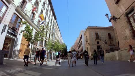 España,-Experimente-La-Grandeza-De-Las-Bulliciosas-Avenidas-De-Madrid-Con-Nuestra-Extraordinaria-Toma,-Que-Captura-La-Esencia-De-La-Gran-Vía-Y-Otras-Calles-Animadas