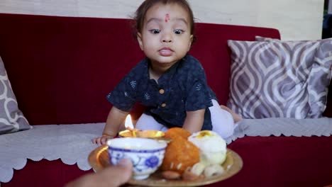 Niño-Pequeño-Emocionado-De-Comer-Dulces-Con-Motivo-De-Raksha-Bandhan