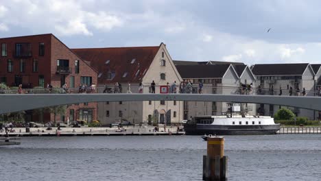 Menschen,-Die-über-Die-Innere-Hafenbrücke-Im-Stadtzentrum-Von-Kopenhagen-Gehen-Und-Rad-Fahren-–-Nahaufnahme-Des-Mittleren-Abschnitts-Der-Brücke-In-Dänemark