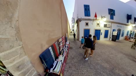 Essaouira,-Marokko:-Die-Architektur-Von-Essaouira-Stellt-Einen-Markanten-Kontrast-Zur-Modernen-Welt-Dar-Und-Bietet-Einen-Einblick-In-Die-Geschichte-Der-Stadt-Und-Die-Handwerkskunst,-Mit-Der-Sie-Erbaut-Wurde