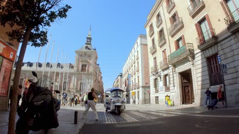 Machen-Sie-Einen-Gemütlichen-Spaziergang-Entlang-Der-Berühmten-Gran-Via,-Der-Belebten-Durchgangsstraße-Madrids