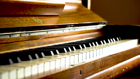 A-piano-comes-into-focus-and-we-see-the-golden-piano-and-its-keys