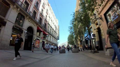 Spanien,-Machen-Sie-Sich-Bereit-Für-Eine-Bezaubernde-Reise-Entlang-Der-Gran-Via,-Madrids-Prächtigster-Allee,-Dank-Unserer-Fachmännisch-Aufgenommenen-Gimbal-Aufnahmen
