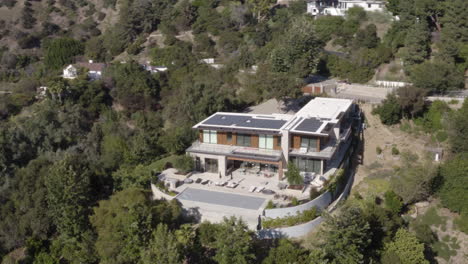 4K-Flug-Um-Ein-Großes,-Modernes-Anwesen-In-Beverly-Hills,-Kalifornien