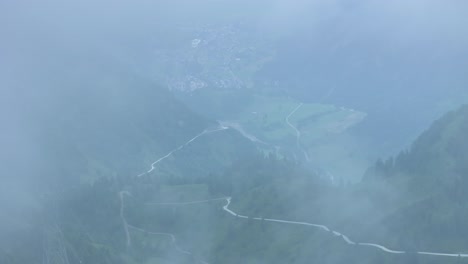 Wunderschöne-Und-Majestätische-Landschaft-Unter-Dem-Nebelbedeckten-Himmel-Österreichs