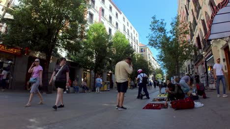 Madrids-Gran-Via-Ist-Eine-Symphonie-Des-Lebens-Und-Unsere-Gimbal-Aufnahme-Lädt-Sie-Ein,-Teil-Dieser-Lebendigen-Aufführung-Zu-Sein