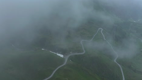 Sehr-Dichter-Nebel-Droht-Die-Landschaft-Darunter-Zu-Bedecken