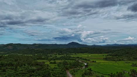 Zeitraffer-Mit-Sich-Schnell-Bewegenden-Wolken-über-Der-Philippinischen-Landschaft-Aus-Reisfeldern-Und-Regenwald
