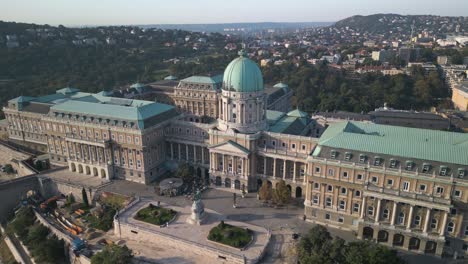 Wunderschöne-Einspielung-Der-Historischen-Budaer-Burg-Auf-Dem-Burgberg-In-Budapest