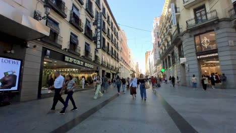 Spanien,-Madrid,-Entdecken-Sie-Die-Architektonischen-Wunder-Und-Die-Lebendige-Atmosphäre-Von-Gran-Via,-Madrid,-Durch-Unsere-Fesselnde-Gimbal-Aufnahme