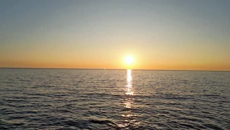 Drohnenflug-Bei-Sonnenuntergang-über-Dem-Meer-In-Der-Toskana,-Italien:-Goldene-Sonnenstrahlen,-Schimmerndes-Meer-Und-Ein-Romantischer-Abendhimmel-–-Ein-Traumerlebnis-Für-Fotografen-Und-Naturliebhaber