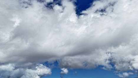 Sich-Schnell-Bewegende-Wolkenzeitraffer-Vor-Strahlend-Blauem-Himmel