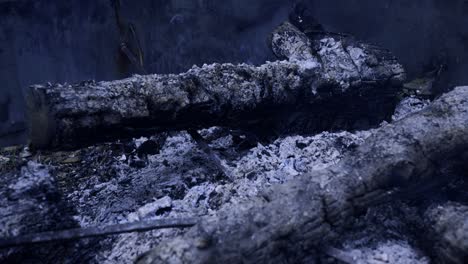 Log-smoldering-in-ash-at-night