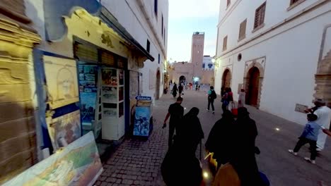 Essaouira,-Marokko-Aufnahmen:-Die-Märkte-Von-Essaouira-Sind-Ein-Pulsierendes-Zentrum-Des-Treibens,-Wo-Sie-Die-Geschichte-Und-Handwerkskunst-Der-Stadt-In-Jedem-Einzelnen-Zum-Verkauf-Stehenden-Artikel-Erleben-Können