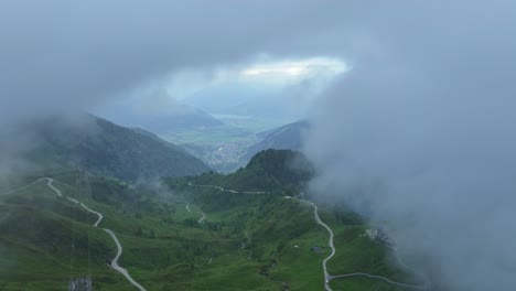 Nebelschwaden-Geben-Den-Blick-Auf-Eine-Wunderschöne-Ausgedehnte-Grüne-Wiese-Weiter-Unten-Frei