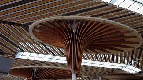 Attraktives-Und-Interessantes-Design-Von-Decken-Und-Säulen-Am-Internationalen-Flughafen-Puerto-Princesa