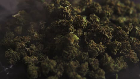 Cannabis-Cbd-Y-Cogollos-De-Marihuana-Grabados-De-Cerca-Mientras-El-Humo-Pasa